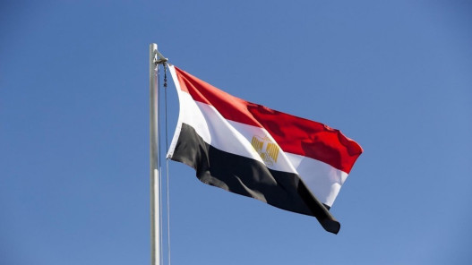 مصر: حريق سفينتين في ميناء دمياط ناتج عن هجوم بطائرة مسيّرة