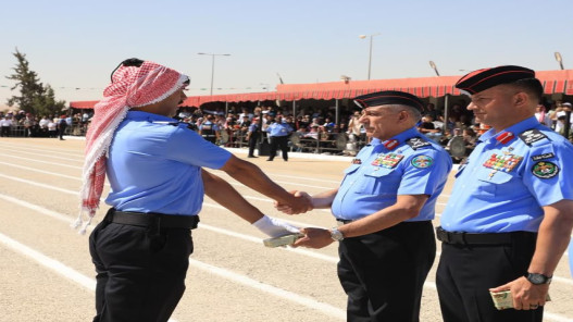صورة حول : مدير الأمن العام يرعى تخريج دفعة جديدة من مستجدي الأمن العام مدير الأمن العام يرعى تخريج دفعة جديدة من مستجدي الأمن العام