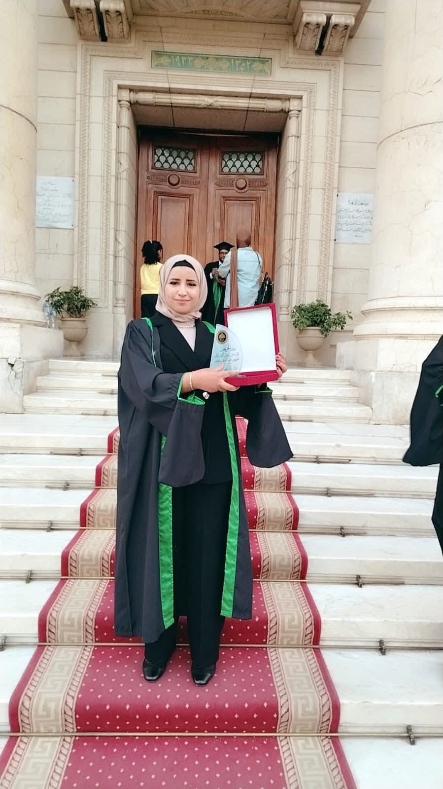 الدكتورة آلاء الحربي عضو هيئة التدريس في كلية الحقوق في جامعة الزيتونة تحصل على درع التفوق العلمي ضمن فئة أوائل خريجي الدكتوراه للعام الجامعي 2024/2025 في جامعة القاهرة