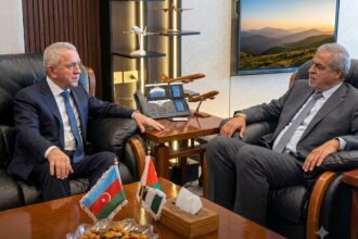 رئيس مجلس مفوضي هيئة تنظيم الطيران المدني يبحث سبل التعاون وتذليل التحديات التشغيلية مع السفير الأذربيجاني