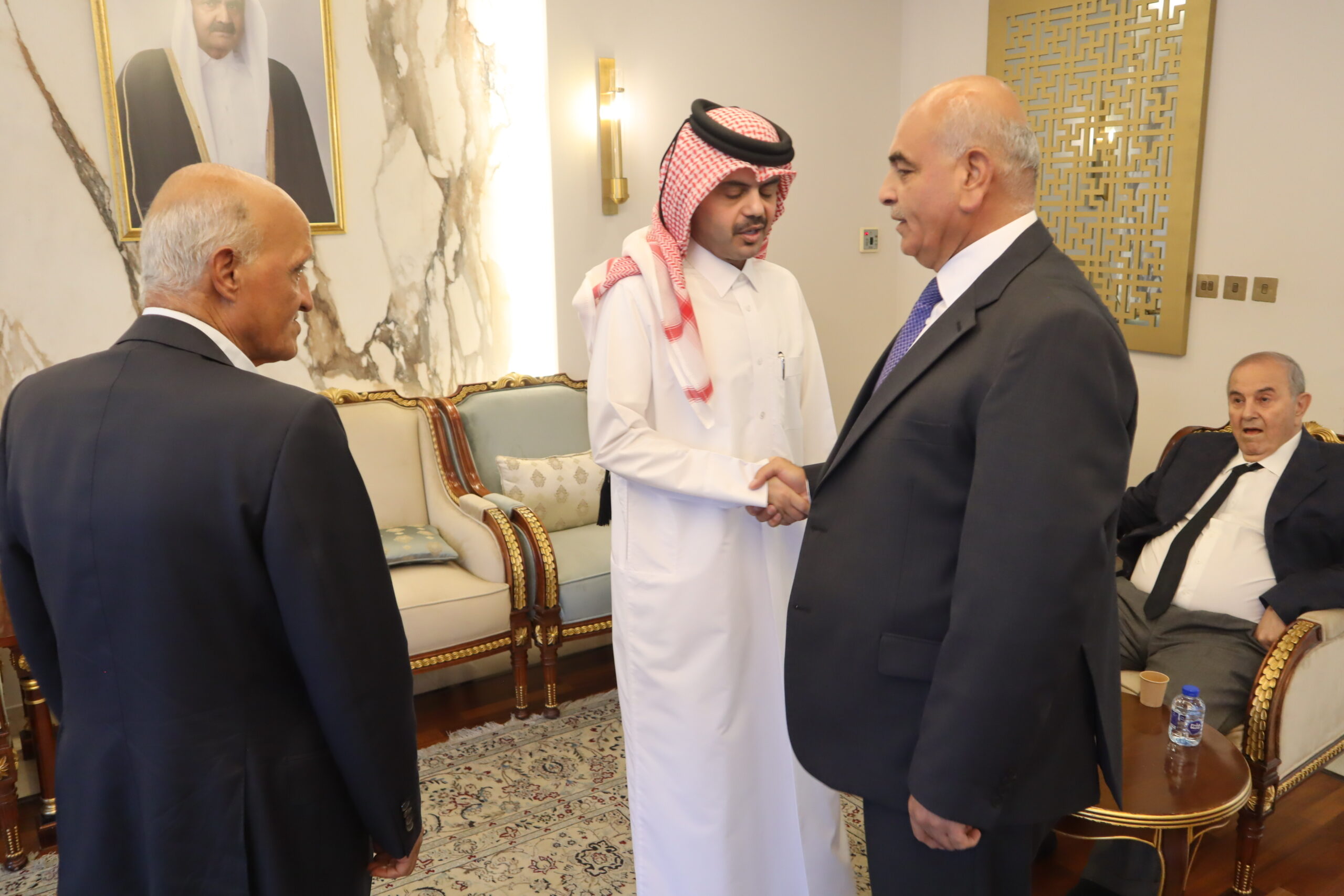 سفارة قطر في الأردن تستقبل المعزين بوفاة الأمير الوالد الشيخ حمد بن خليفة آل ثاني