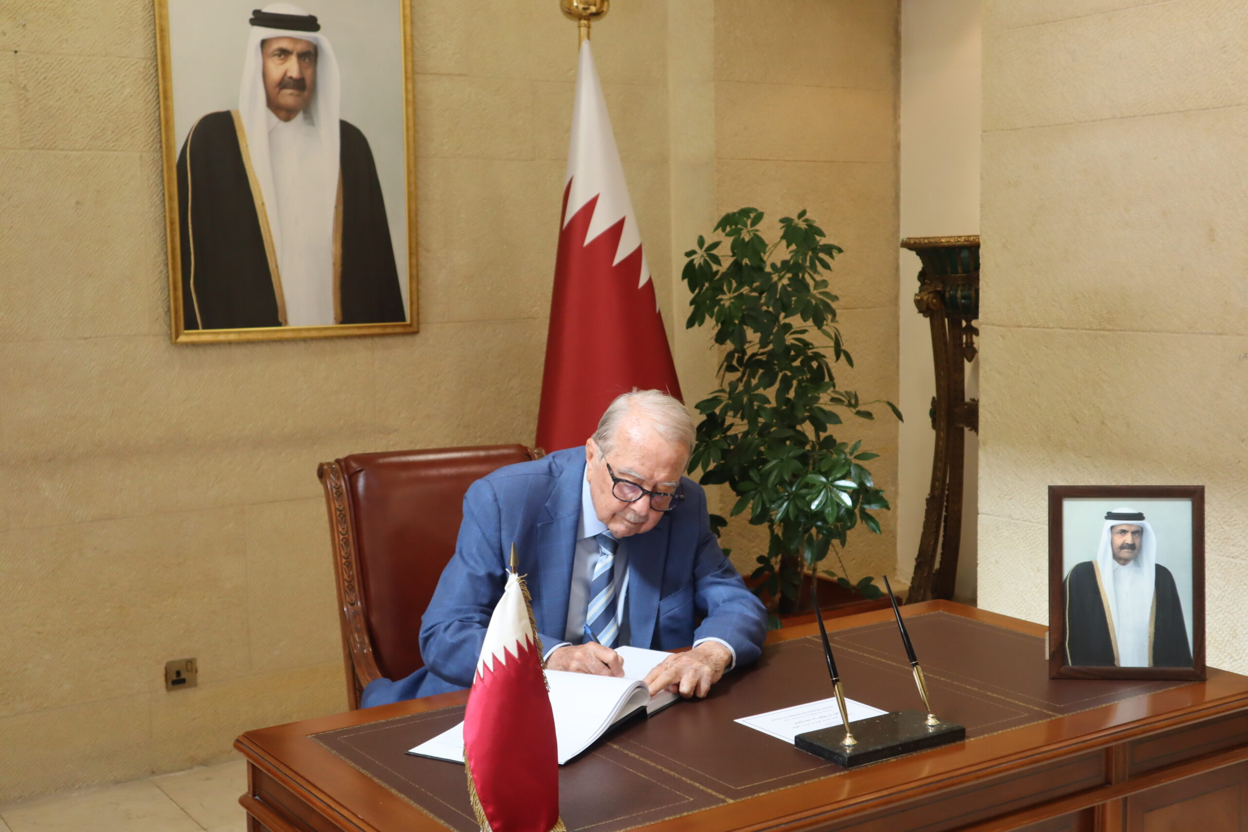 سفارة قطر في الأردن تستقبل المعزين بوفاة الأمير الوالد الشيخ حمد بن خليفة آل ثاني