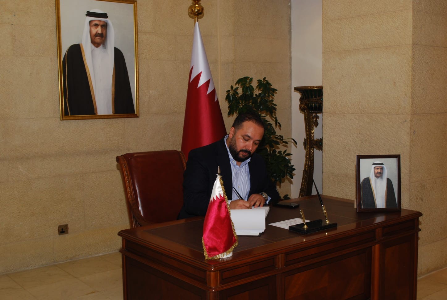 سفارة قطر في الأردن تستقبل المعزين بوفاة الأمير الوالد الشيخ حمد بن خليفة آل ثاني