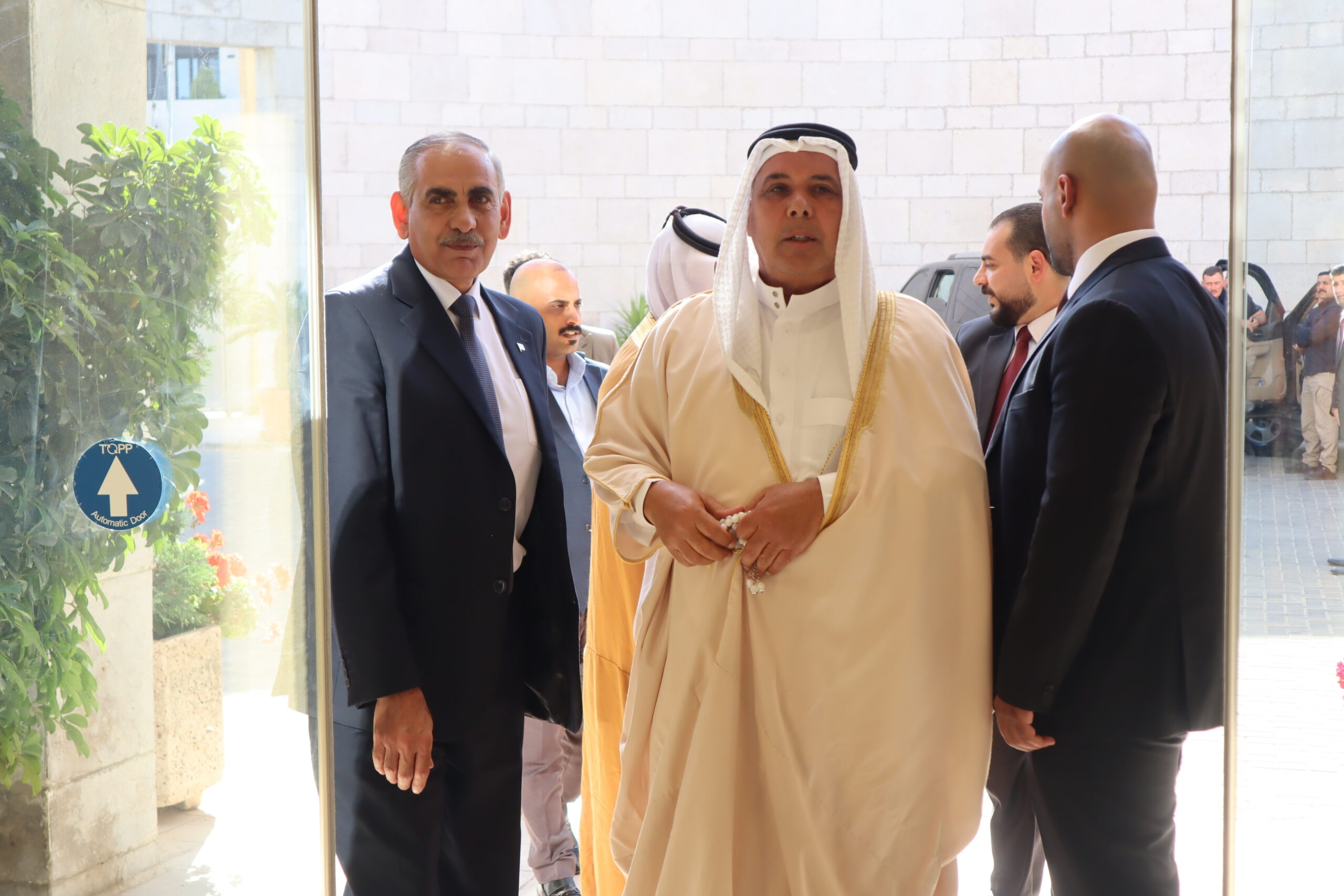 سفارة قطر في الأردن تستقبل المعزين بوفاة الأمير الوالد الشيخ حمد بن خليفة آل ثاني