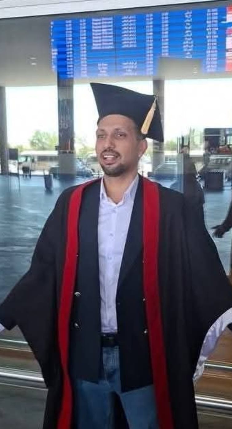 صورة حول : مجاهد المنادحة والعائلة يُهنئ نجله يزن لحصوله على درجة الدكتوراة مجاهد المنادحة والعائلة يُهنئ نجله يزن لحصوله على درجة الدكتوراة