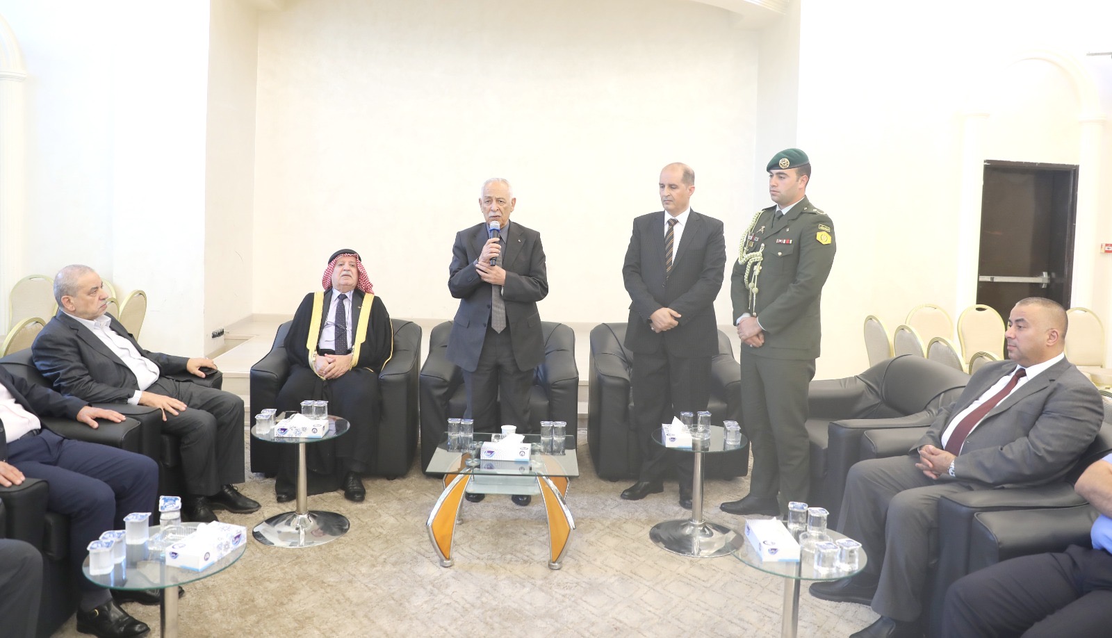 مندوبا عن الملك وولي العهد.. العيسوي يعزي العبيدات