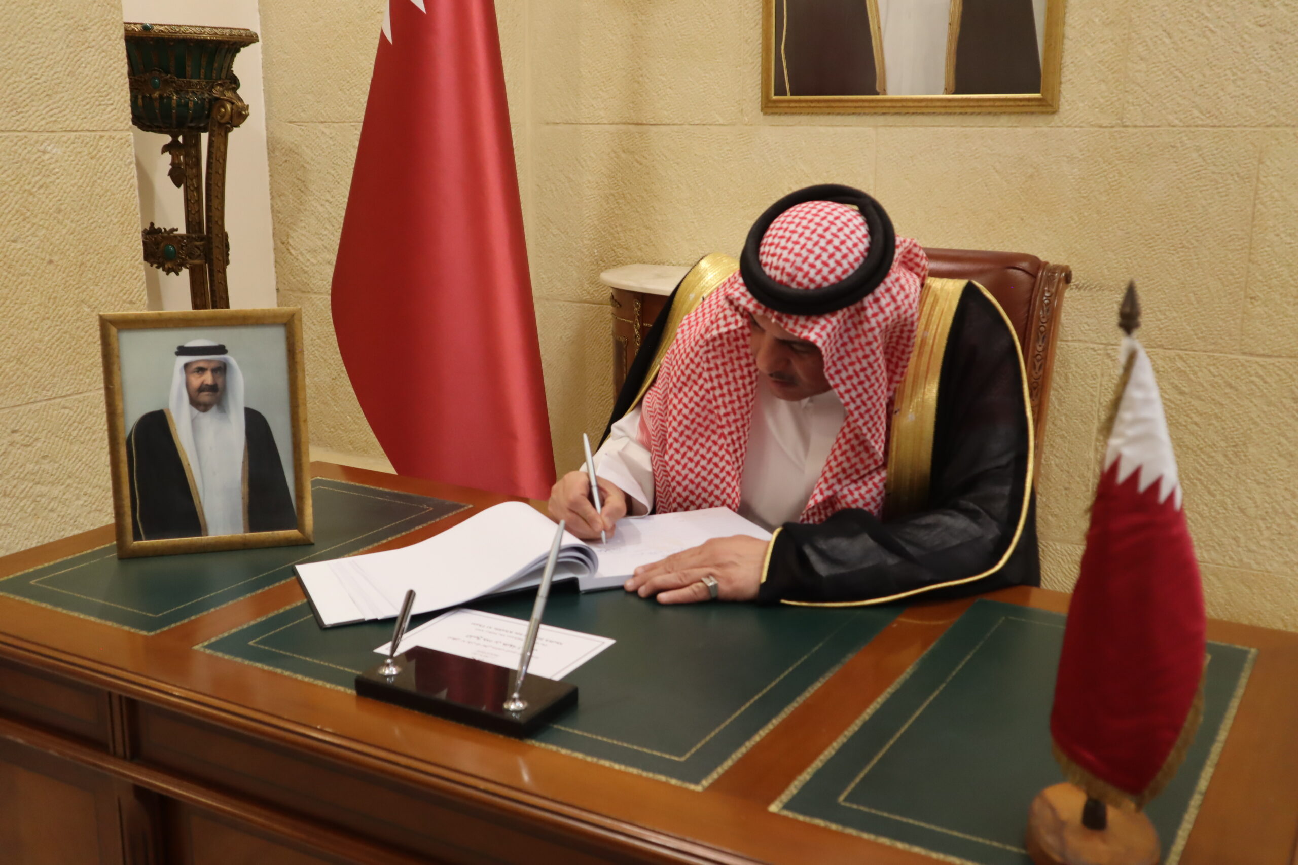 سفارة قطر في الأردن تستقبل المعزين بوفاة الأمير الوالد الشيخ حمد بن خليفة آل ثاني