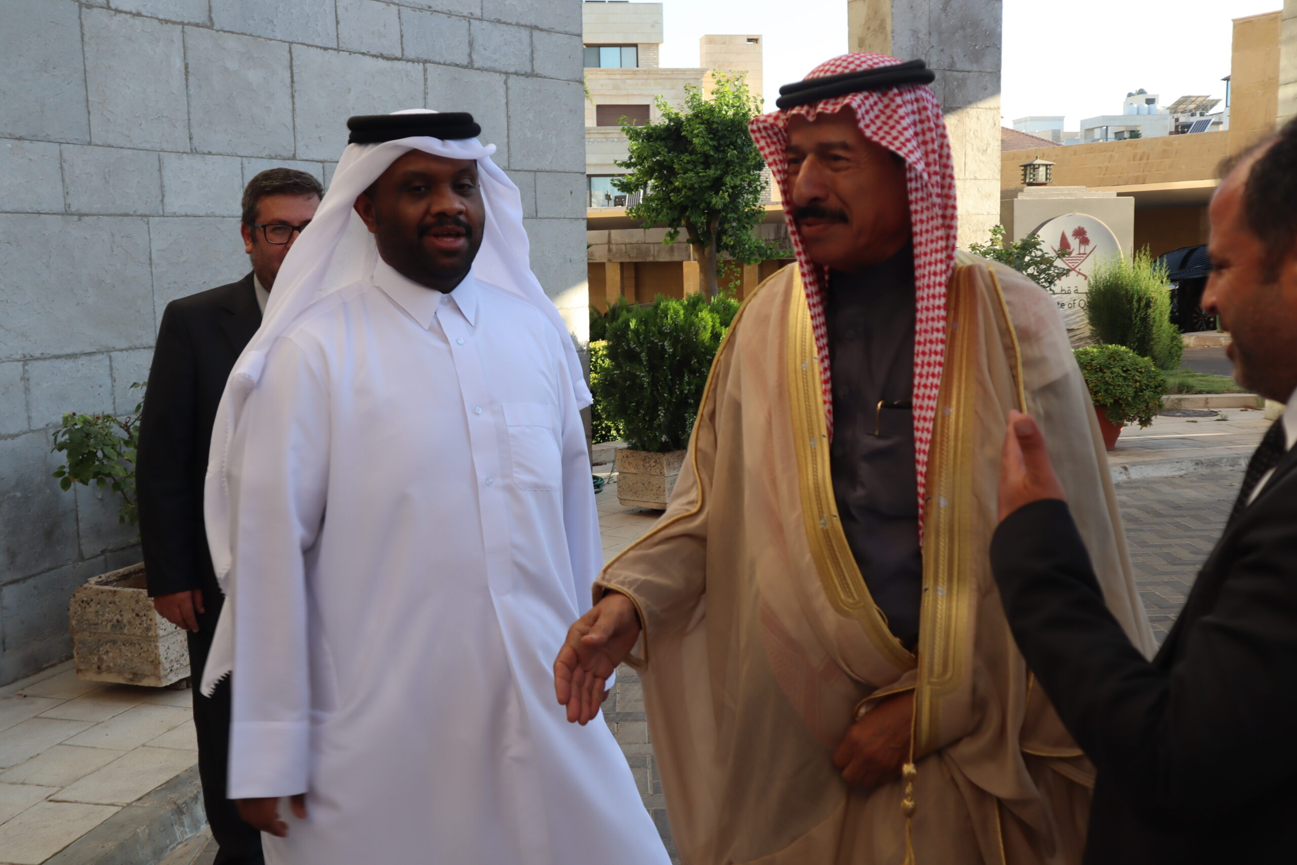 سفارة قطر في الأردن تستقبل المعزين بوفاة الأمير الوالد الشيخ حمد بن خليفة آل ثاني