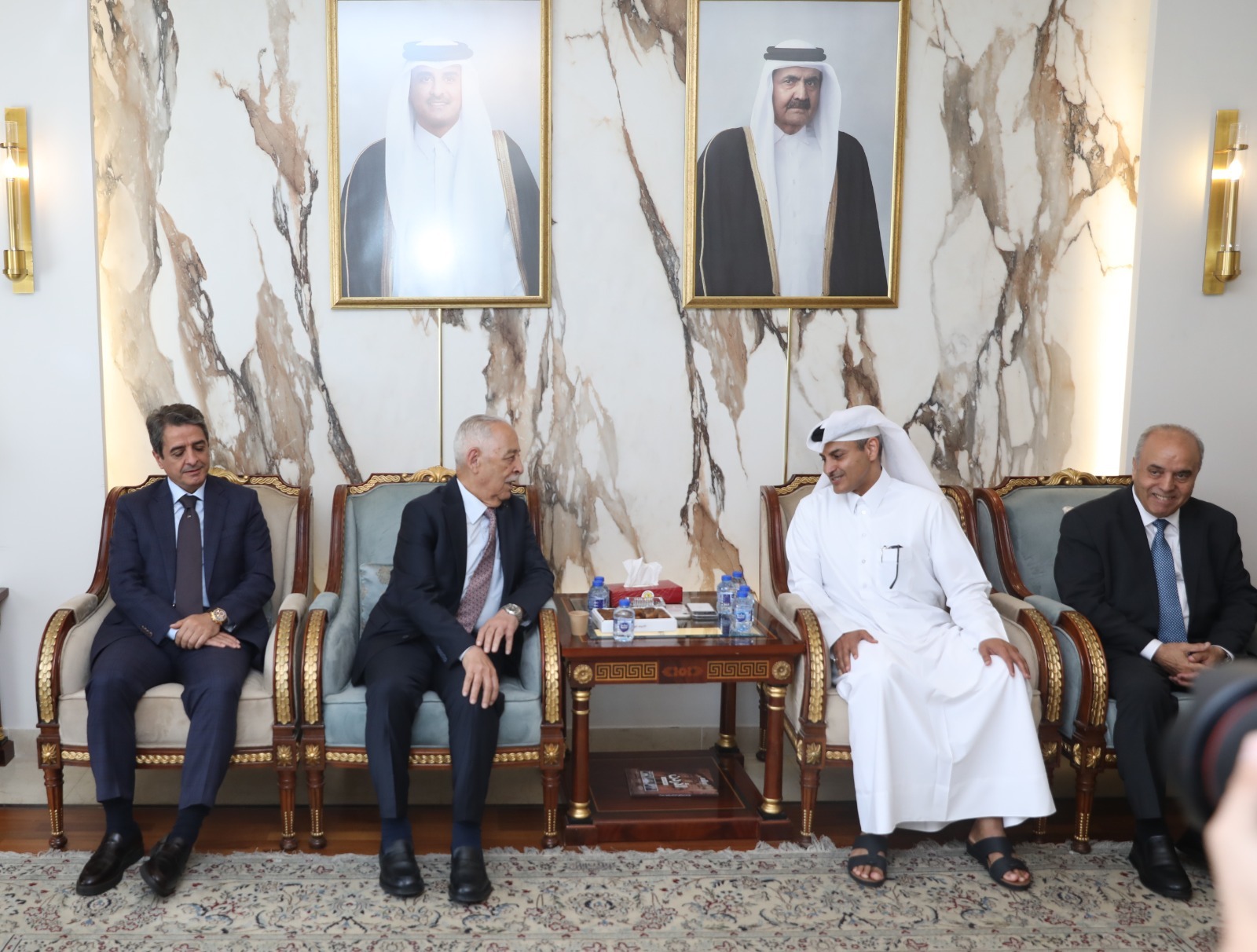 صورة حول : العيسوي يقدم واجب العزاء بوفاة الأمير الشيخ حمد بن خليفة آل ثاني العيسوي يقدم واجب العزاء بوفاة الأمير الشيخ حمد بن خليفة آل ثاني