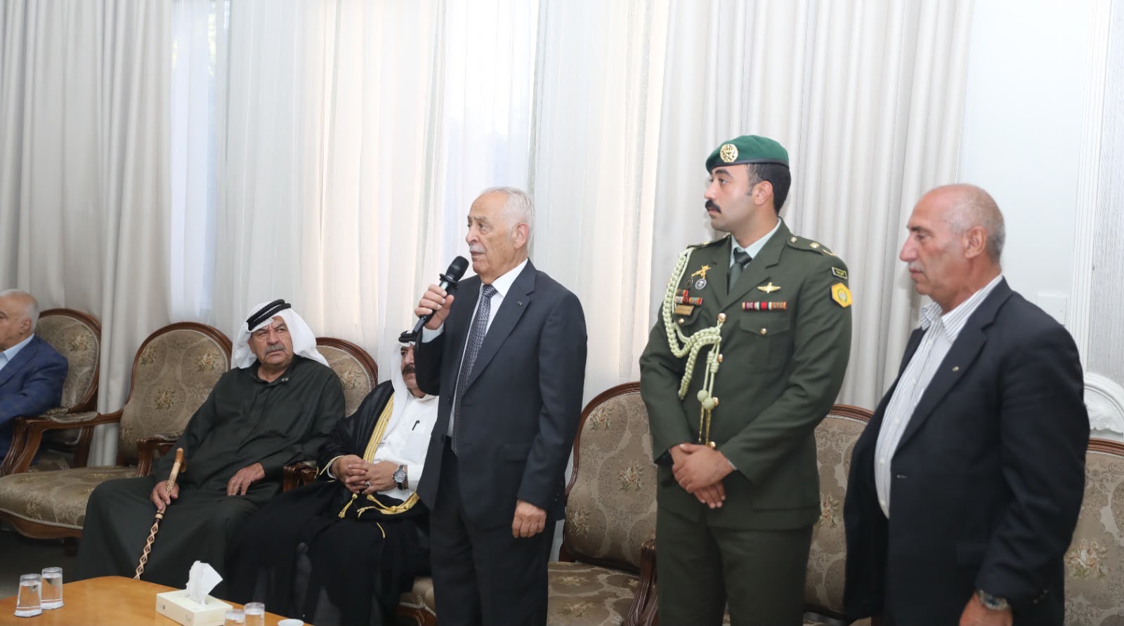 صورة حول : مندوبا عن الملك وولي العهد.. العيسوي يعزي عشائر حتر والهويدي والطراونة مندوبا عن الملك وولي العهد.. العيسوي يعزي عشائر حتر والهويدي والطراونة