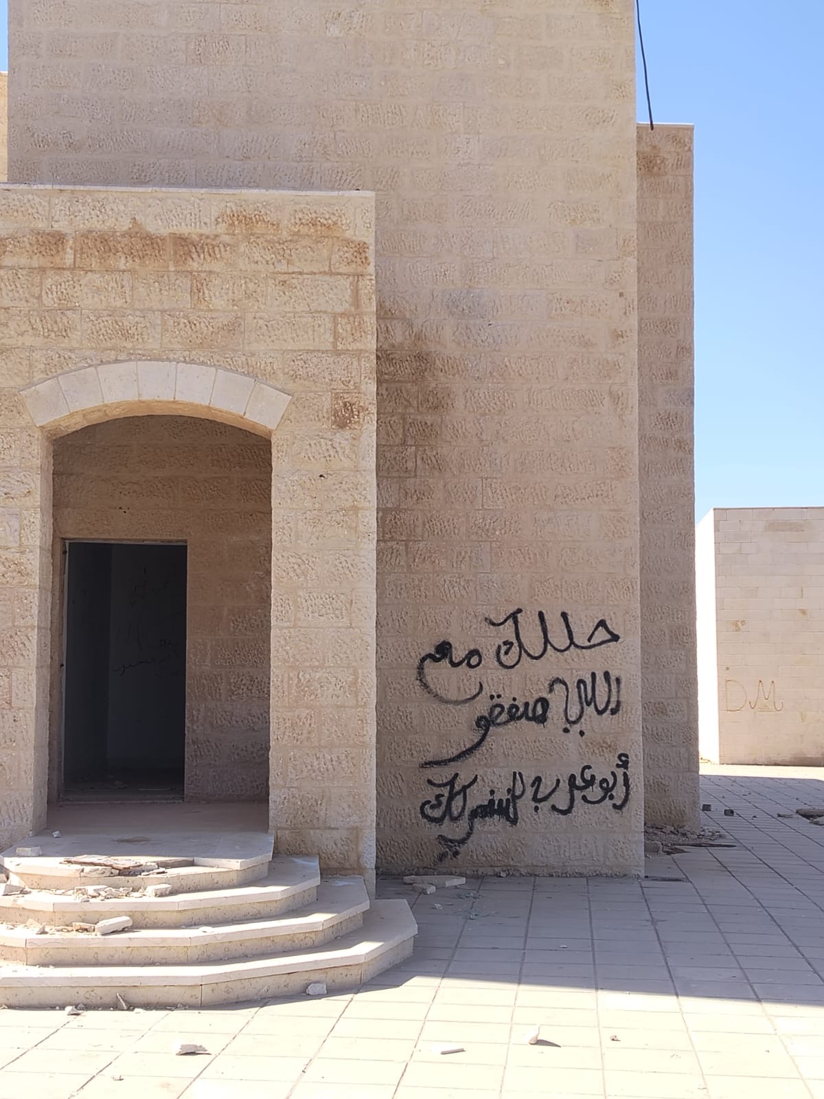 شكوى من تحول مسجد مهجور شرق مطار الملكة علياء إلى بؤرة للعبث والمخالفات.. ومناشدة للأوقاف للتدخل