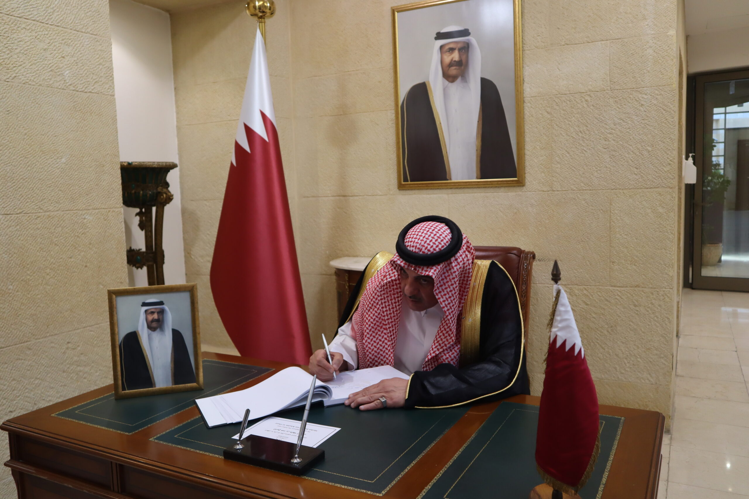 سفارة قطر في الأردن تستقبل المعزين بوفاة الأمير الوالد الشيخ حمد بن خليفة آل ثاني