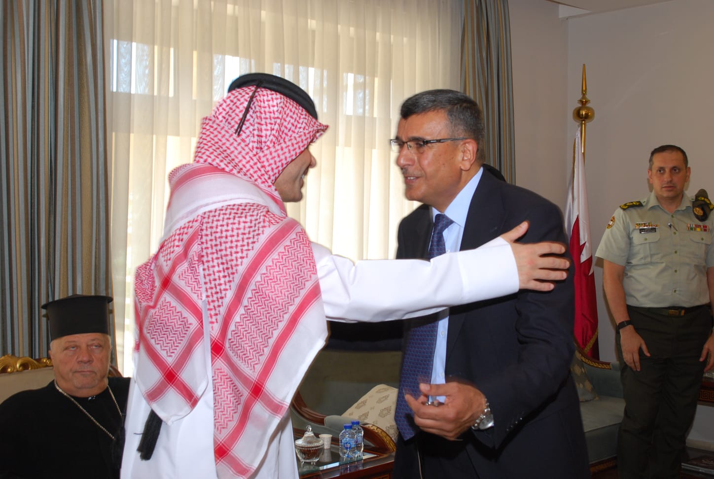 سفارة قطر في الأردن تستقبل المعزين بوفاة الأمير الوالد الشيخ حمد بن خليفة آل ثاني