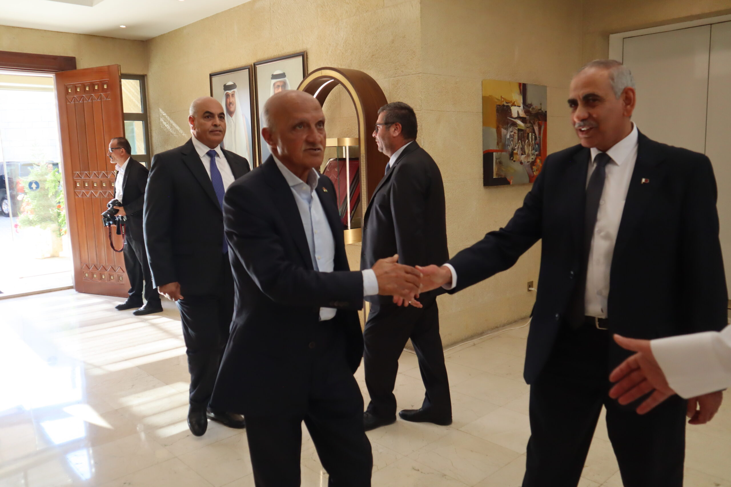 سفارة قطر في الأردن تستقبل المعزين بوفاة الأمير الوالد الشيخ حمد بن خليفة آل ثاني