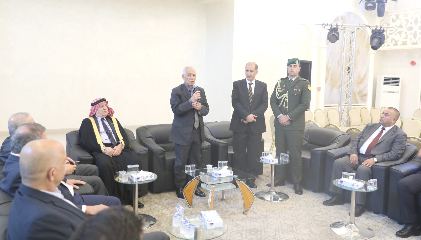 مندوبا عن الملك وولي العهد.. العيسوي يعزي العبيدات