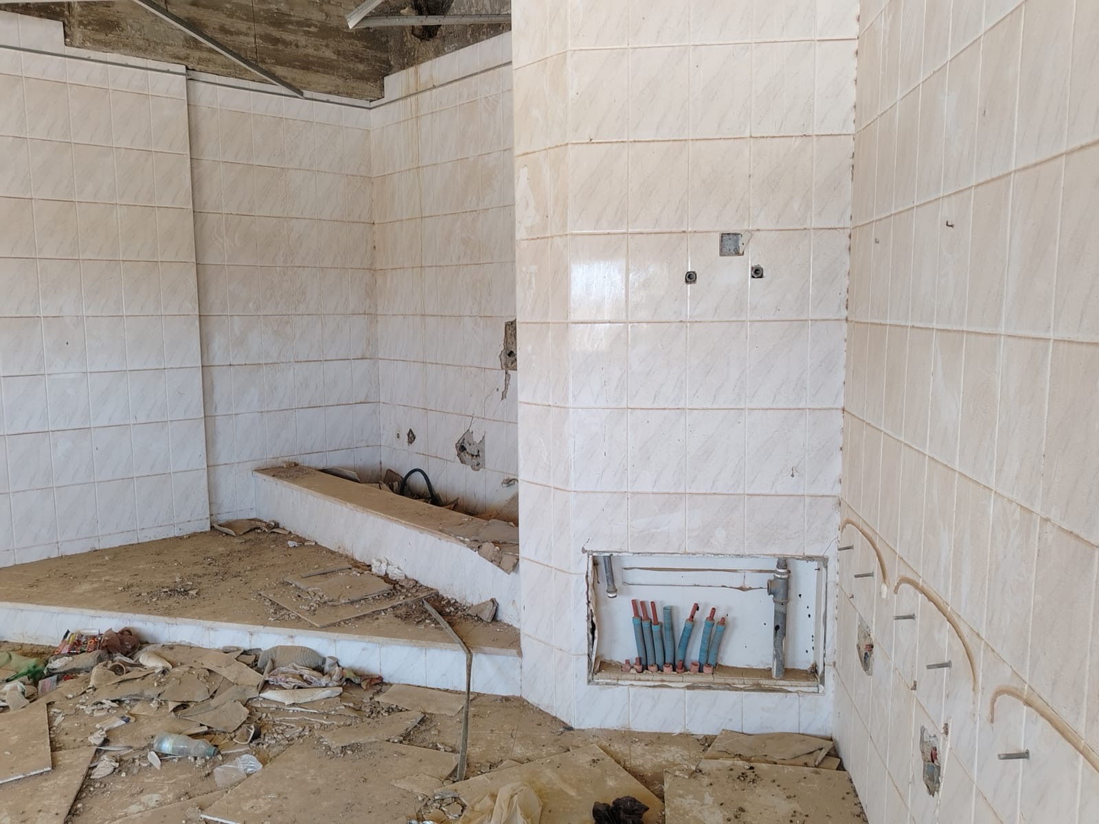 شكوى من تحول مسجد مهجور شرق مطار الملكة علياء إلى بؤرة للعبث والمخالفات.. ومناشدة للأوقاف للتدخل