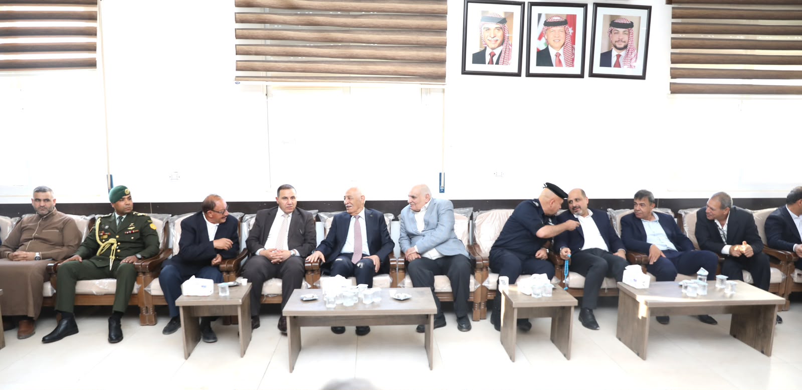 صورة حول : مندوبا عن الملك وولي العهد.. العيسوي يعزي العظامات والبدارين وحفار والحاج حسن مندوبا عن الملك وولي العهد.. العيسوي يعزي العظامات والبدارين وحفار والحاج حسن