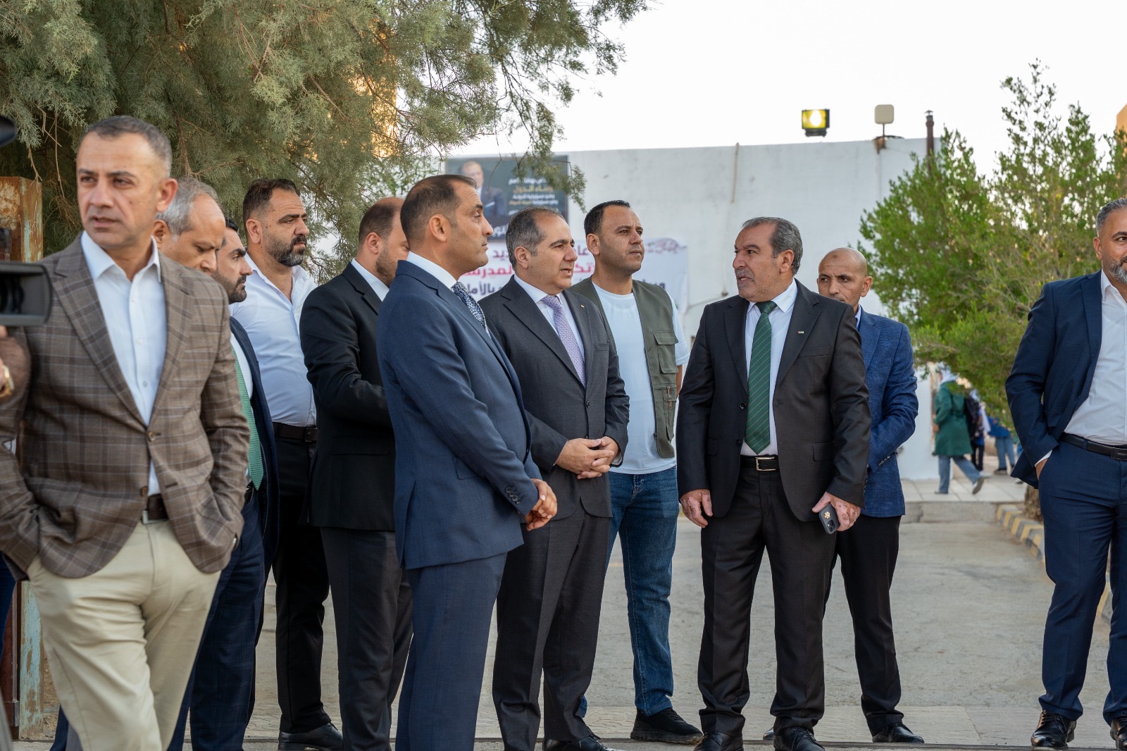 من القويرة... وزير الاستثمار يتابع ميدانياً مسارات النقل المدرسي في أول أيام الدوام