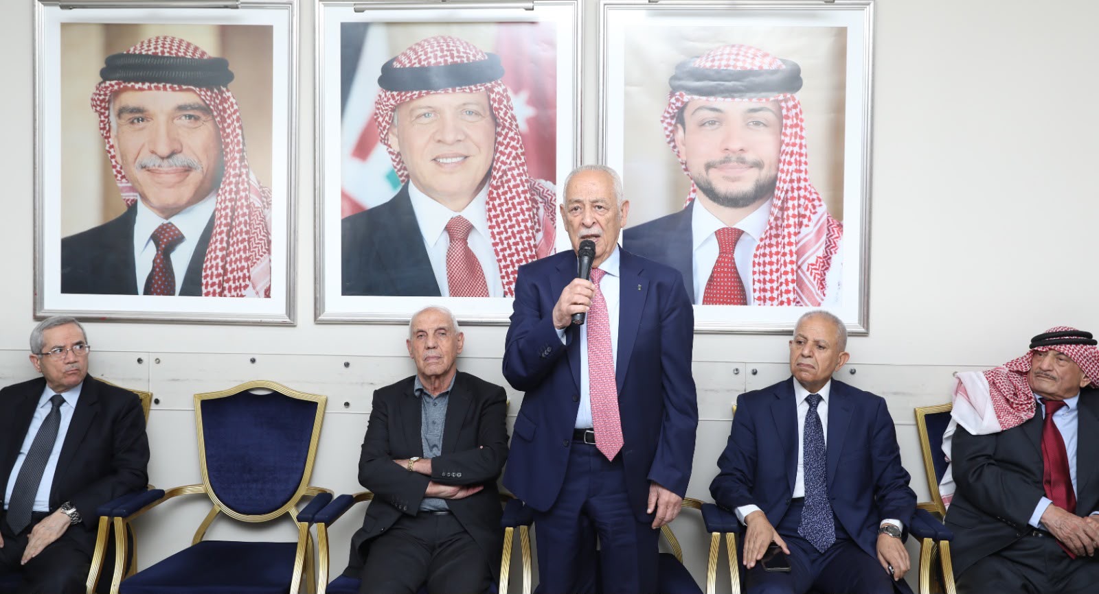 مندوبا عن الملك وولي العهد… العيسوي يعزي عشيرني الزريقات والسماوي
