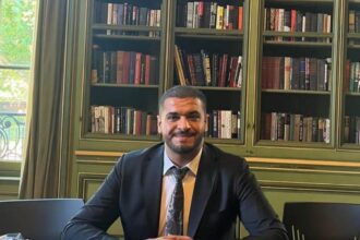 فواز وأبو البلوزة الحمراء… من نرى في المرآة؟