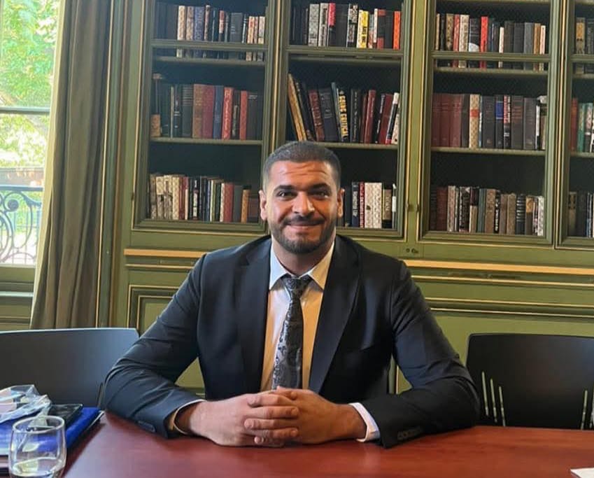 فواز وأبو البلوزة الحمراء… من نرى في المرآة؟