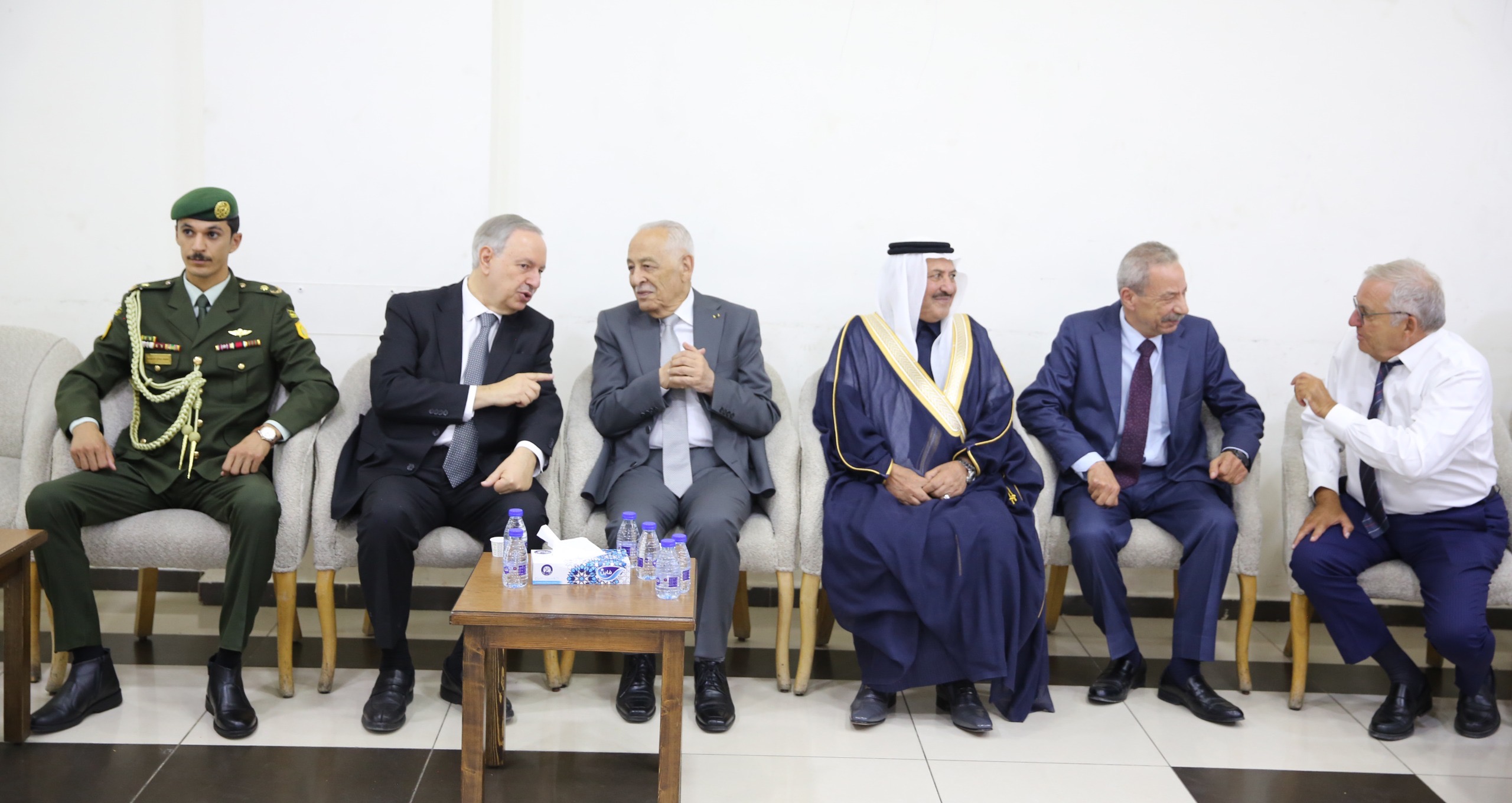 مندوبا عن الملك وولي العهد.. العيسوي يعزي عشائر النعيمي والخريسات ونزال