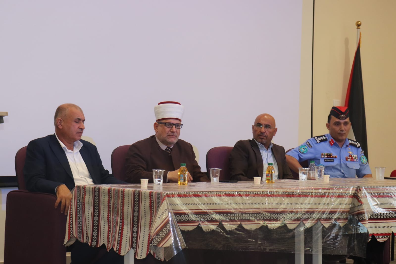 ندوة في الشونة الجنوبية للتوعية بمخاطر إطلاق العيارات النارية احتفالاً بنتائج التوجيهي