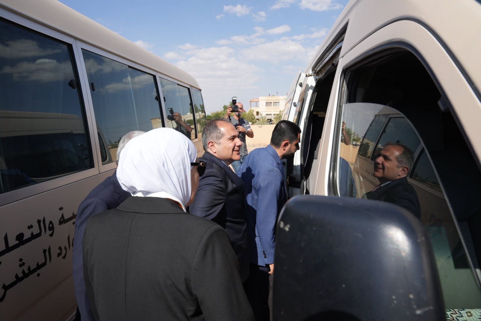 صورة حول : وزير الاستثمار يتفقد التشغيل التجريبي لمشروع النقل المدرسي في البادية الجنوبية وزير الاستثمار يتفقد التشغيل التجريبي لمشروع النقل المدرسي في البادية الجنوبية