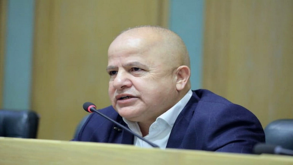 تزيد شاكوها وتقل شاكروها.. العوايشة يهاجم الحكومة: أول مرة أشوف حكومة كاملة واقعة من طيارة
