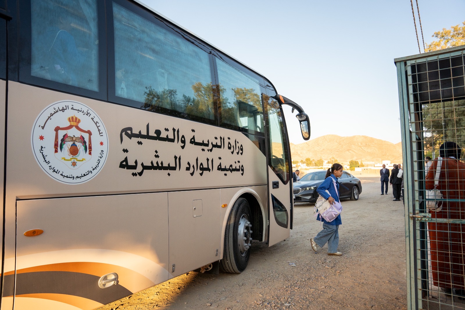 صورة حول : من القويرة... وزير الاستثمار يتابع ميدانياً مسارات النقل المدرسي في أول أيام الدوام من القويرة... وزير الاستثمار يتابع ميدانياً مسارات النقل المدرسي في أول أيام الدوام
