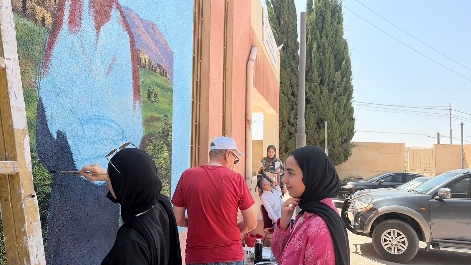 انطلاق فعاليات معسكر الجداريات في مركز شابات القويسمة وسحاب ضمن معسكرات الحسين للعمل والبناء 2026