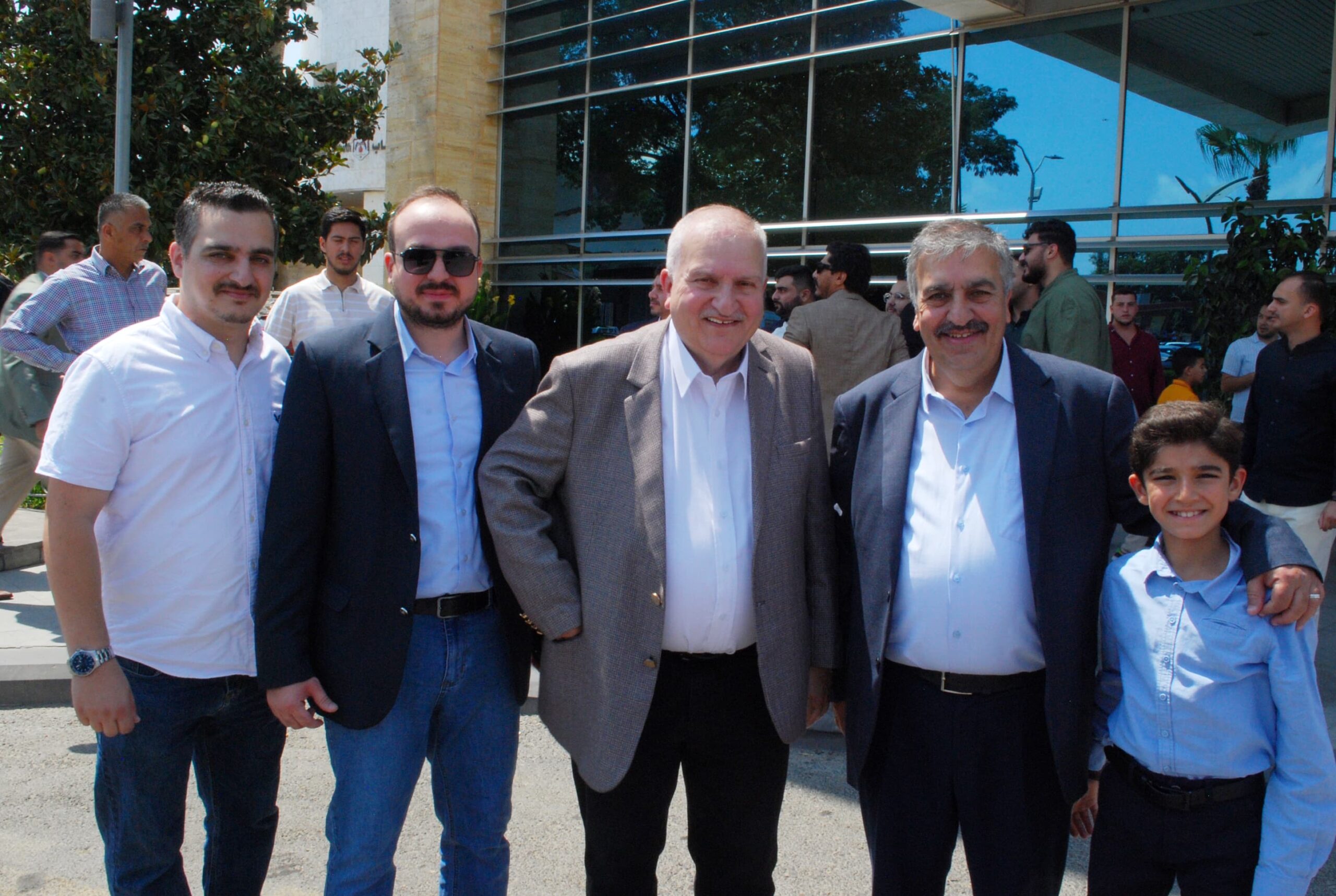 يقيم الحاج ابو رخية حفل غداء بمناسبة فرح نجله محمد نبيل ابو رخية