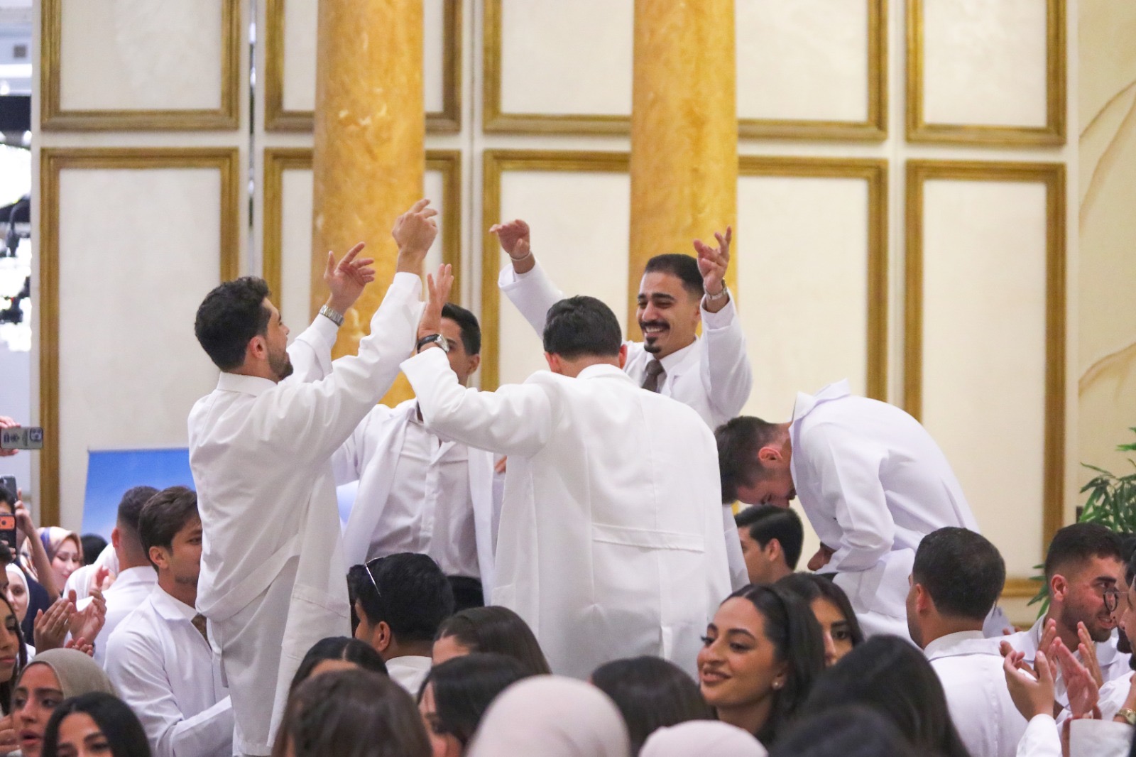 طلبة كلية طب الأسنان بجامعة البترا يؤدون قسم المهنة إيذانًا ببدء التدريب الإكلينيكي