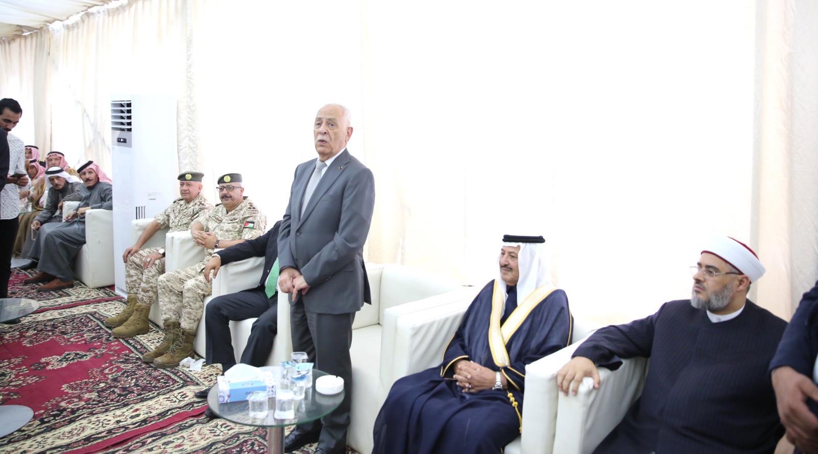مندوبا عن الملك وولي العهد.. العيسوي يعزي عشائر النعيمي والخريسات ونزال
