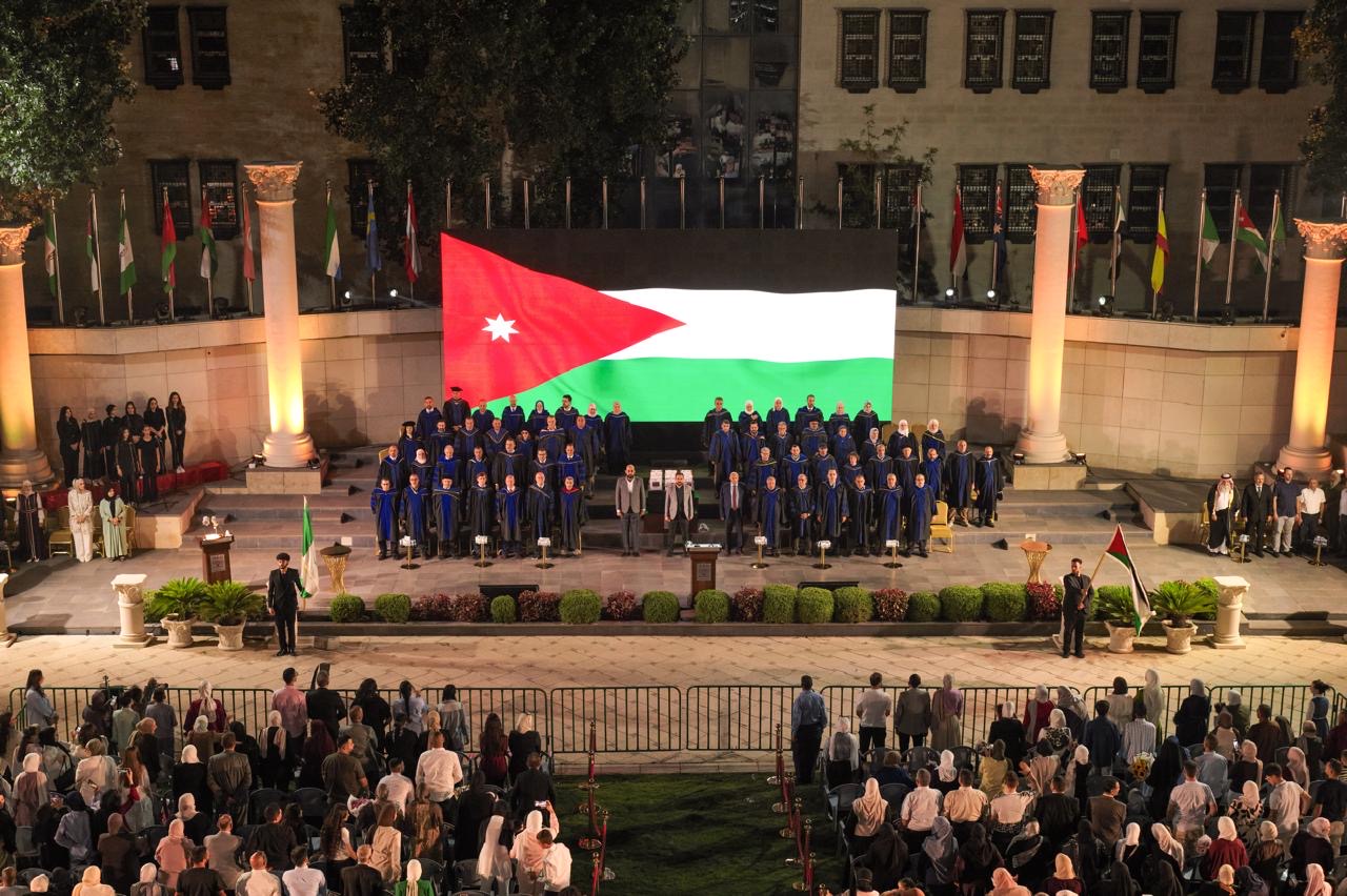 صورة حول : رئيس مجلس أمناء جامعة البترا يرعى اختتام احتفالات تخريج الفوج الثاني والثلاثين رئيس مجلس أمناء جامعة البترا يرعى اختتام احتفالات تخريج الفوج الثاني والثلاثين