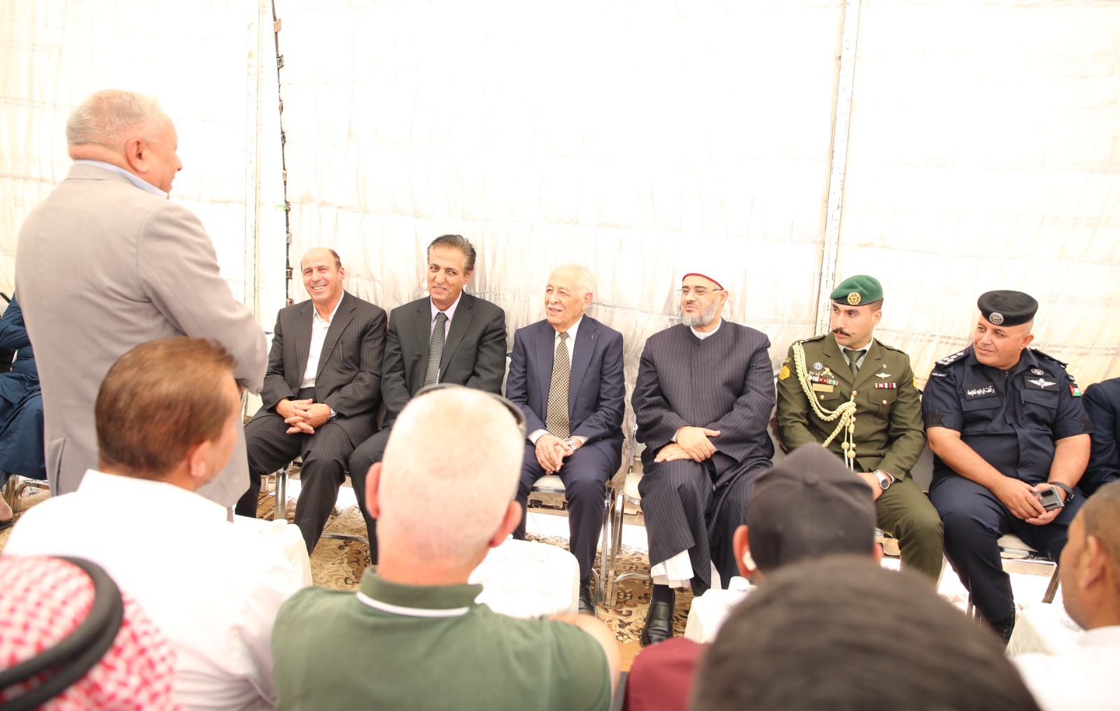 صورة حول : مندوبا عن الملك وولي العهد... العيسوي يعزي عشائر العطيان والزبون والزيود والشوبكي والحموري مندوبا عن الملك وولي العهد... العيسوي يعزي عشائر العطيان والزبون والزيود والشوبكي والحموري