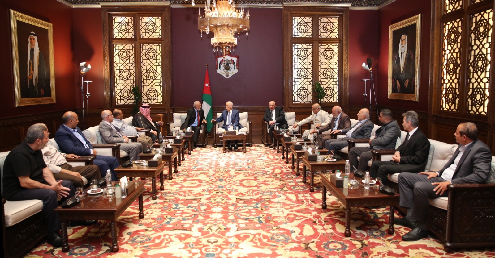 رئيس الديوان الملكي يلتقي وفدا شبابيا من لواء وادي السير ووفدا من أبناء عشيرة أبو دية البدوي