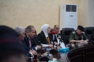 وزير الاستثمار يتفقد التشغيل التجريبي لمشروع النقل المدرسي في البادية الجنوبية