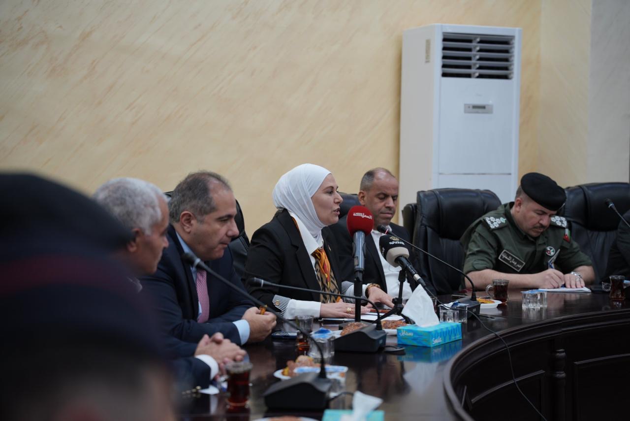 صورة حول : وزير الاستثمار يتفقد التشغيل التجريبي لمشروع النقل المدرسي في البادية الجنوبية وزير الاستثمار يتفقد التشغيل التجريبي لمشروع النقل المدرسي في البادية الجنوبية