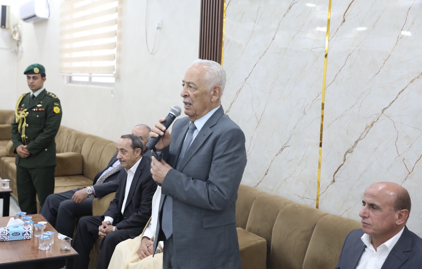 صورة حول : مندوبا عن الملك وولي العهد… العيسوي يعزي المجالي والنواصرة مندوبا عن الملك وولي العهد… العيسوي يعزي المجالي والنواصرة