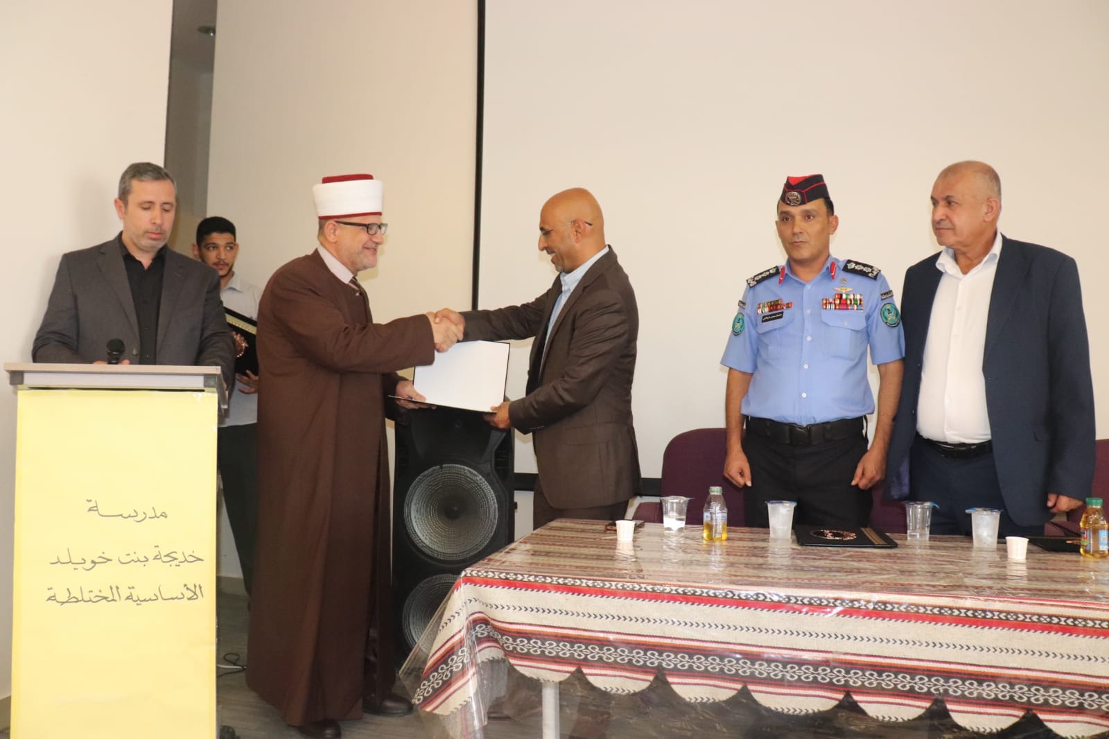 ندوة في الشونة الجنوبية للتوعية بمخاطر إطلاق العيارات النارية احتفالاً بنتائج التوجيهي