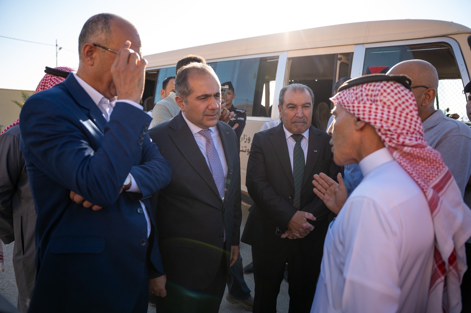 صورة حول : من القويرة... وزير الاستثمار يتابع ميدانياً مسارات النقل المدرسي في أول أيام الدوام من القويرة... وزير الاستثمار يتابع ميدانياً مسارات النقل المدرسي في أول أيام الدوام