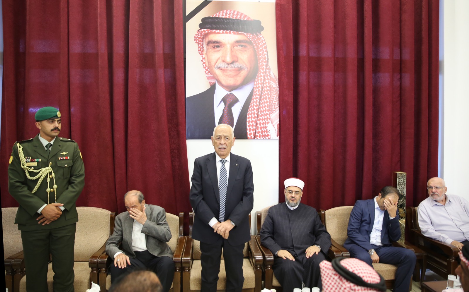 مندوبا عن الملك وولي العهد.. العيسوي يعزي أبو كركي وعريقات