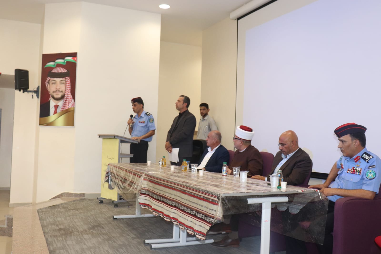 ندوة في الشونة الجنوبية للتوعية بمخاطر إطلاق العيارات النارية احتفالاً بنتائج التوجيهي