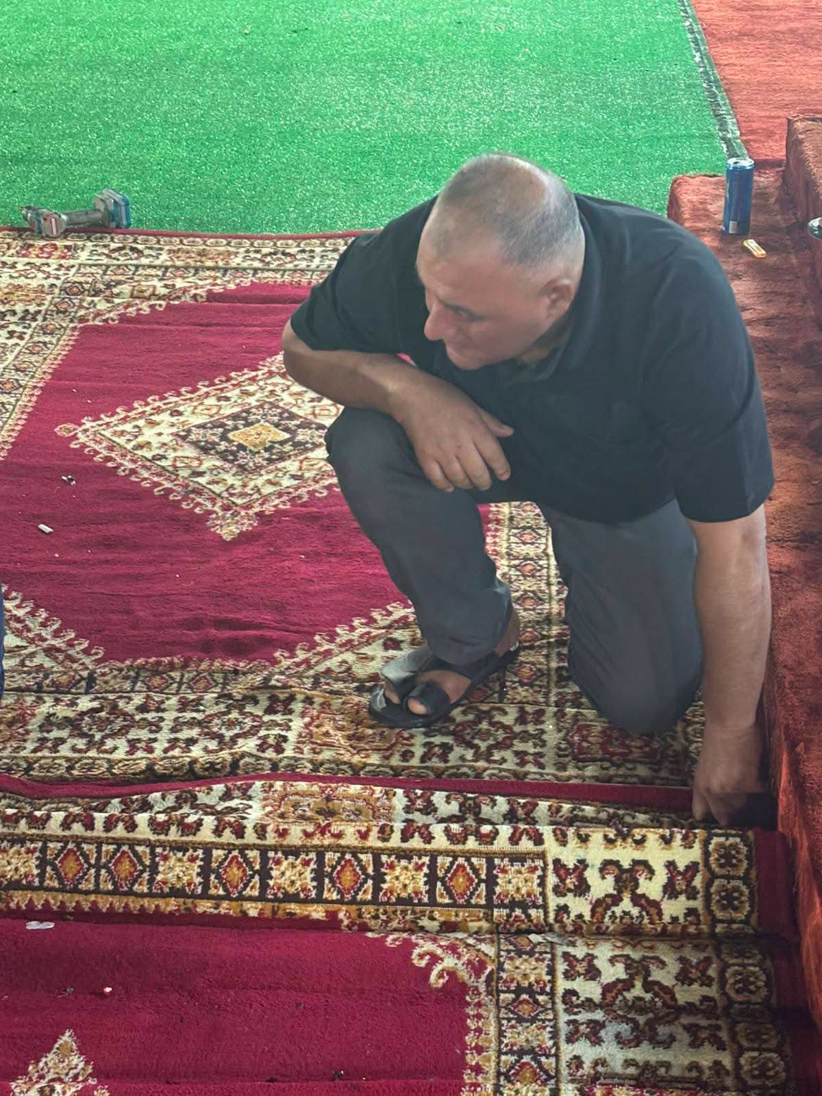 عميد شؤون الطلبة في جامعة مؤتة يشارك بنفسه في تجهيزات ميدان التخريج
