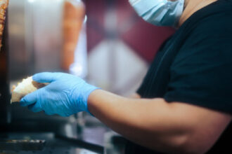 أصحاب المطاعم والحلويات تدعو لتشديد الرقابة والوقاية الغذائية