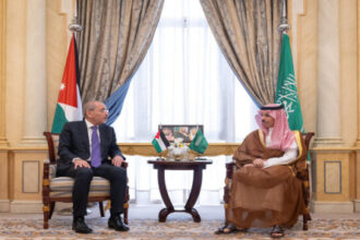 الصفدي ونظيره السعودي يبحثان خفض التصعيد وأمن المنطقة