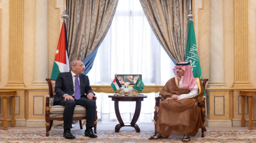 الصفدي ونظيره السعودي يبحثان خفض التصعيد وأمن المنطقة
