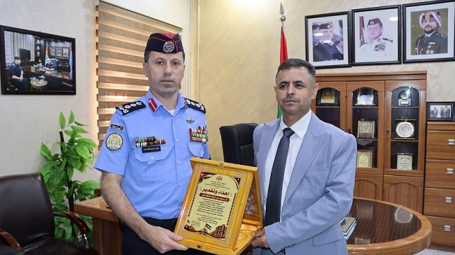 صورة حول : مدير تربية البادية الجنوبية يكرم مدير شرطة معان مدير تربية البادية الجنوبية يكرم مدير شرطة معان