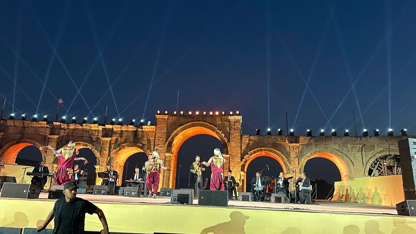 صورة حول : المقام العراقي يتصدر أمسيات الهيبودروم في مهرجان جرش المقام العراقي يتصدر أمسيات الهيبودروم في مهرجان جرش